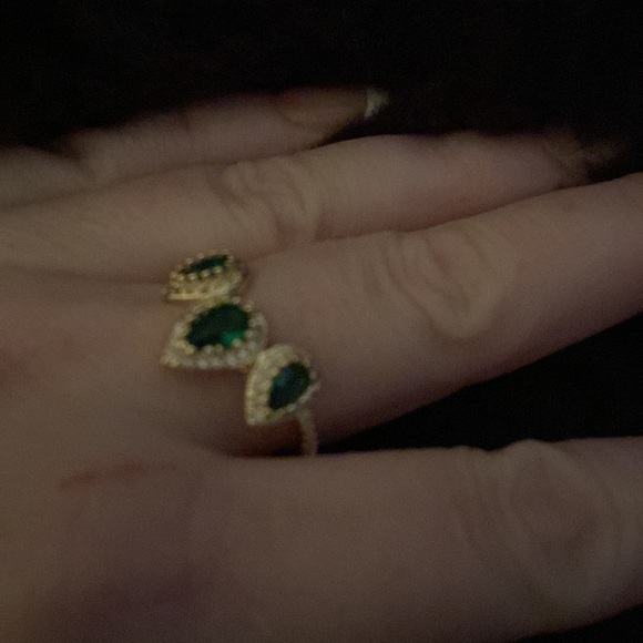 Size 8.5 18k gold plated ladies ring with emerald crystals - Picture 3 of 4